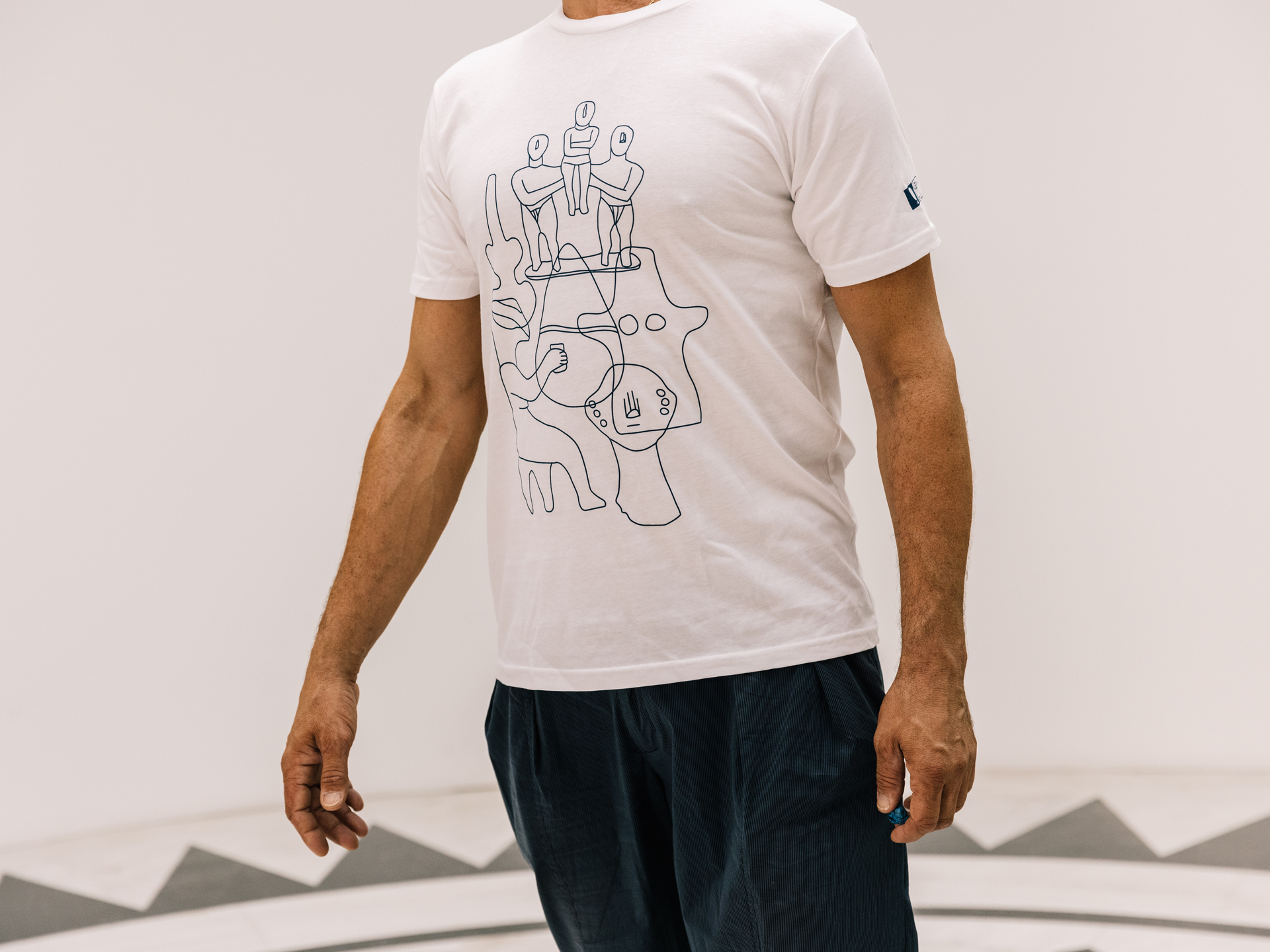 T-Shirt with Single Line Drawing – Large