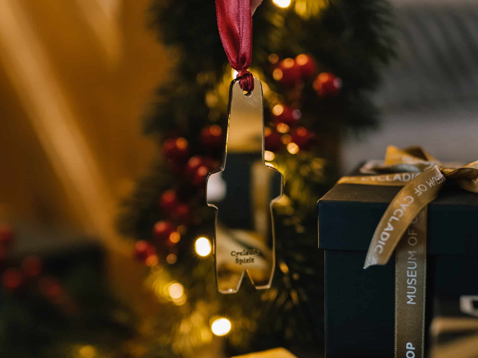 χριστουγεννιάτικο χρυσό στολίδι σε μορφή ειδωλίου