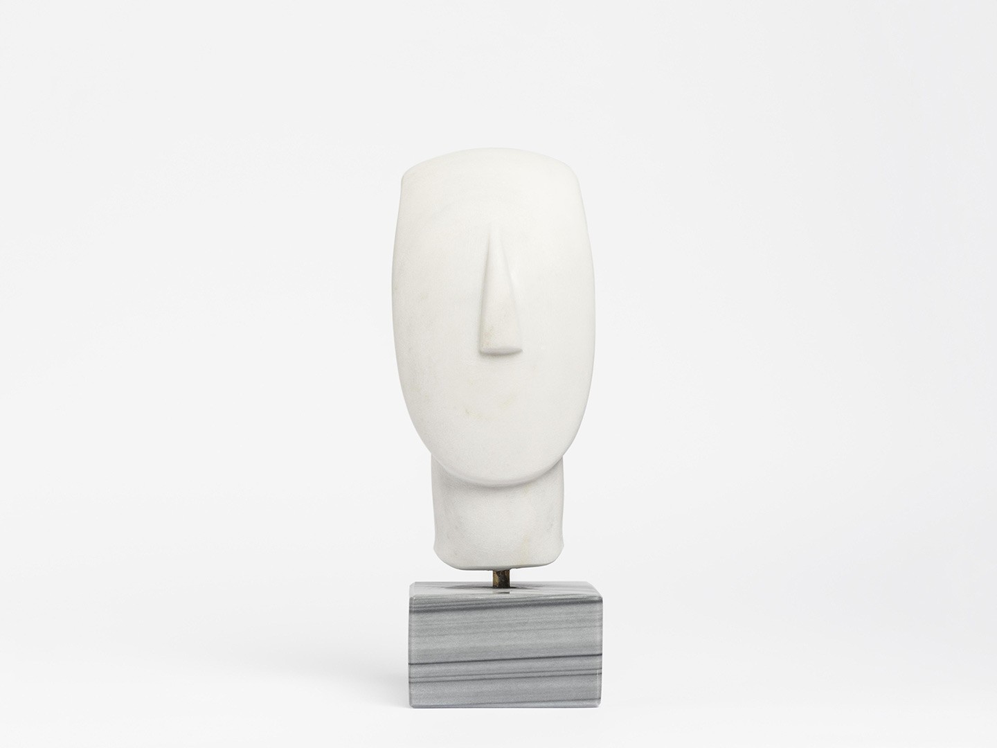 Head of the marble female figurine of the ‘Folded arm’ type.