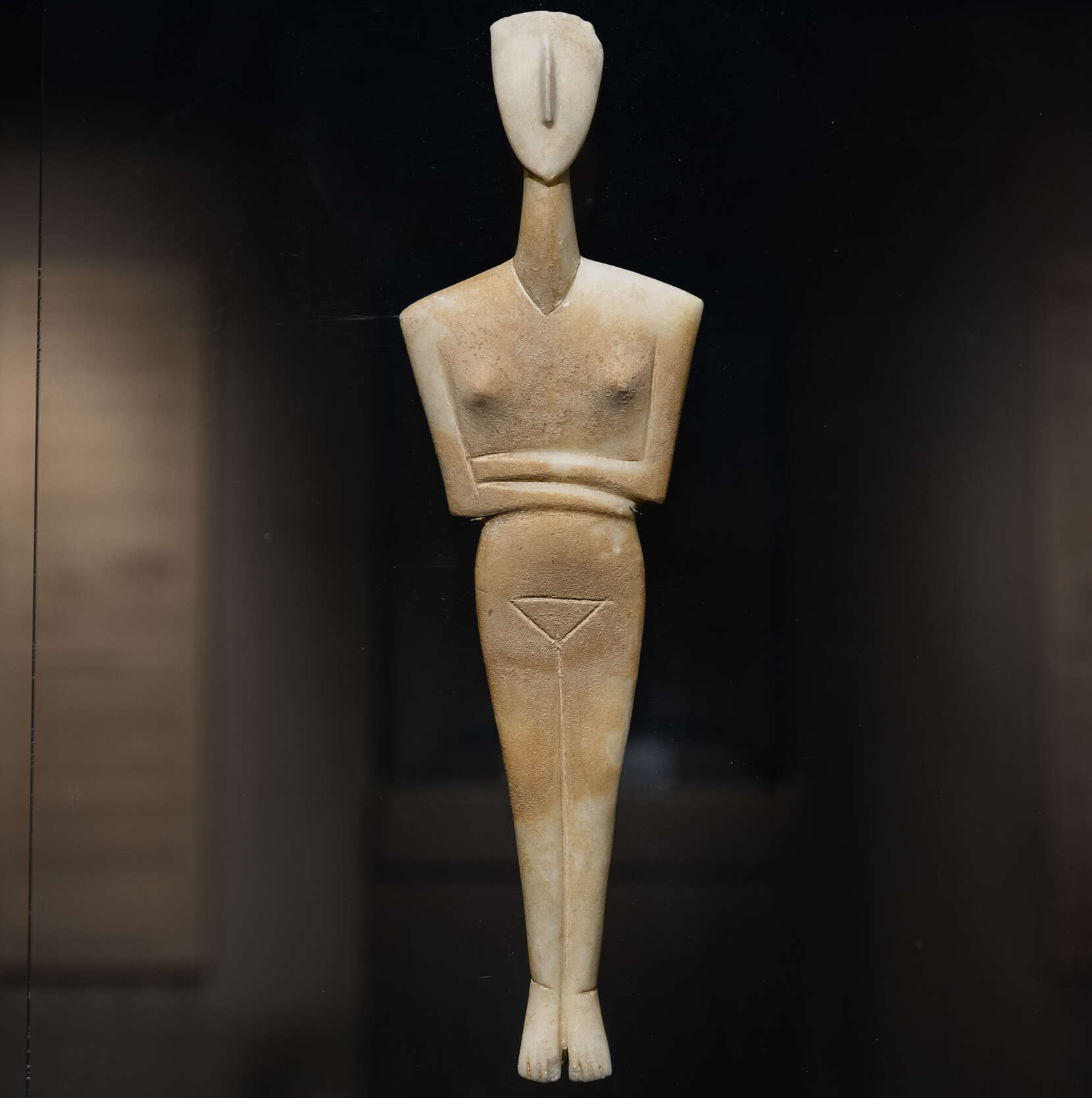 photo of cycladic figurine inside the exhibition space