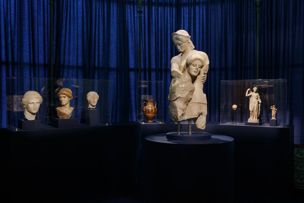 Μαρμάρινο σύμπλεγμα που εικονίζει την αρπαγή της Αντιόπης από τον Θησέα. Από το αέτωμα του ναού του Δαφνηφόρου Απόλλωνος στην Ερέτρεια. 510-100 προ Χριστού