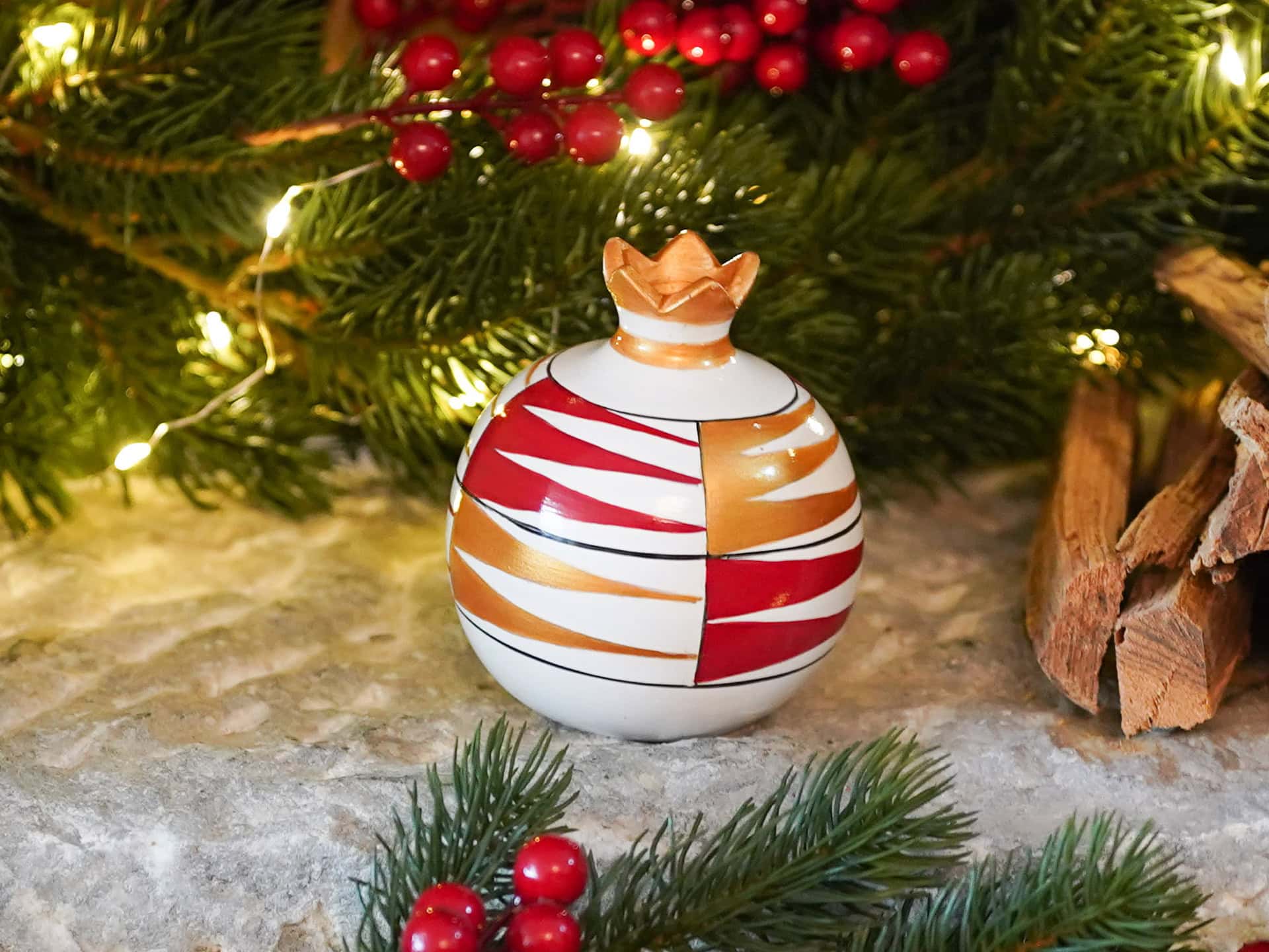 Γιορτινό Ρόδι 2026 – Λευκό με Κόκκινες και Χρυσές Λεπτομέρειες