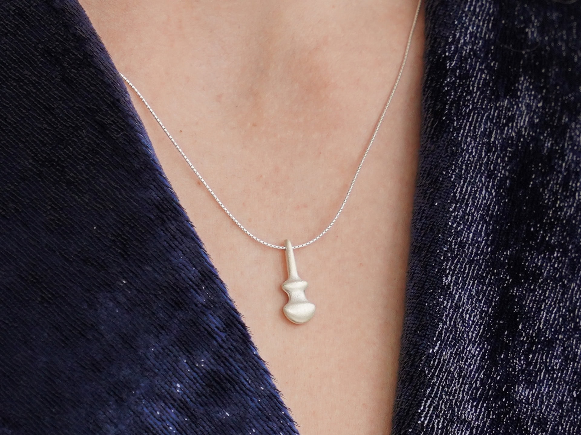 Γούρι 2026 – Κρεμαστό με Βιολόσχημο Ειδώλιο