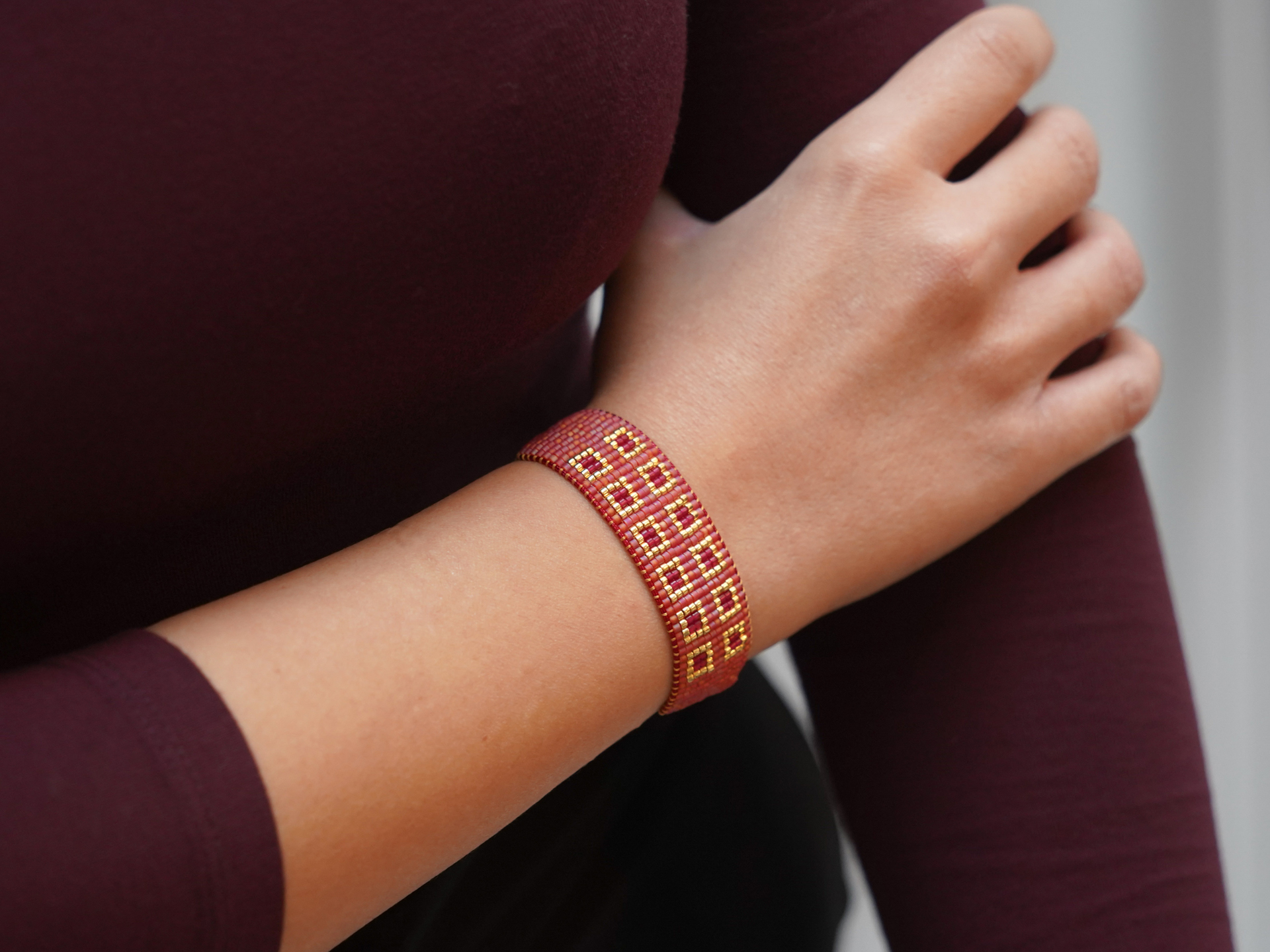 Βραχιόλι με Κόκκινες και Χρυσές Λεπτομέρειες