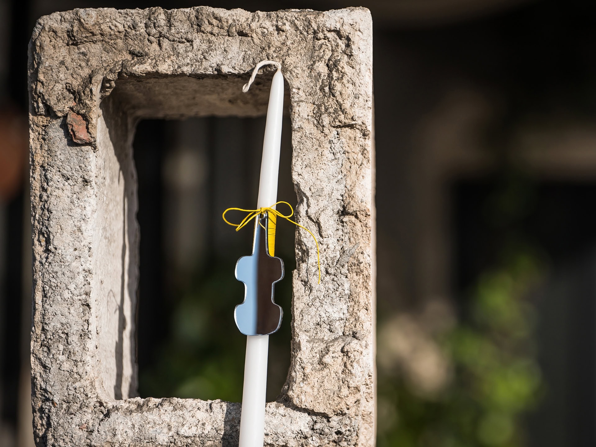 Easter Candle with Ornament – Violin Shaped Figurine