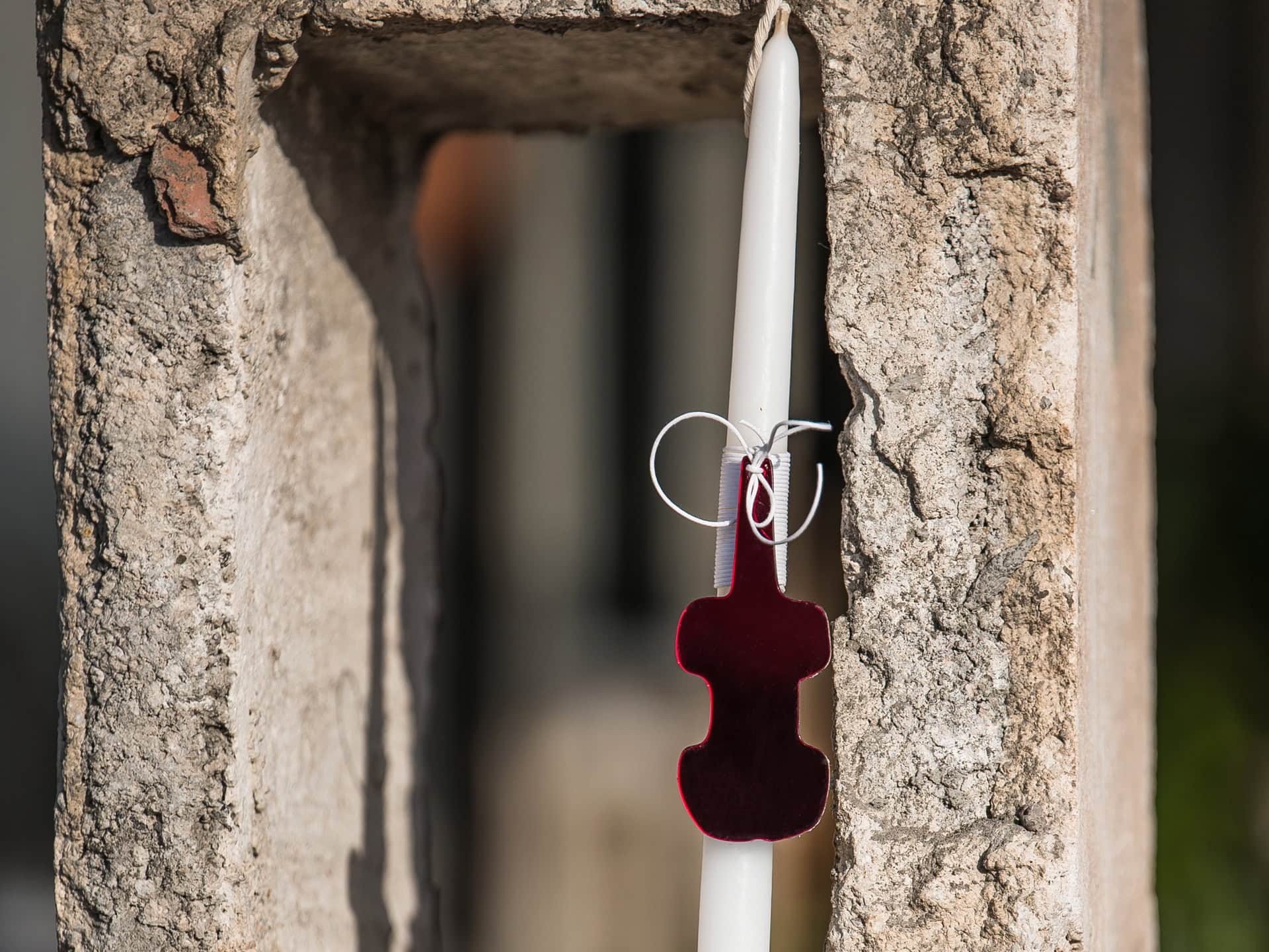 Easter Candle with Violin-Shaped Figurine Ornament – Red