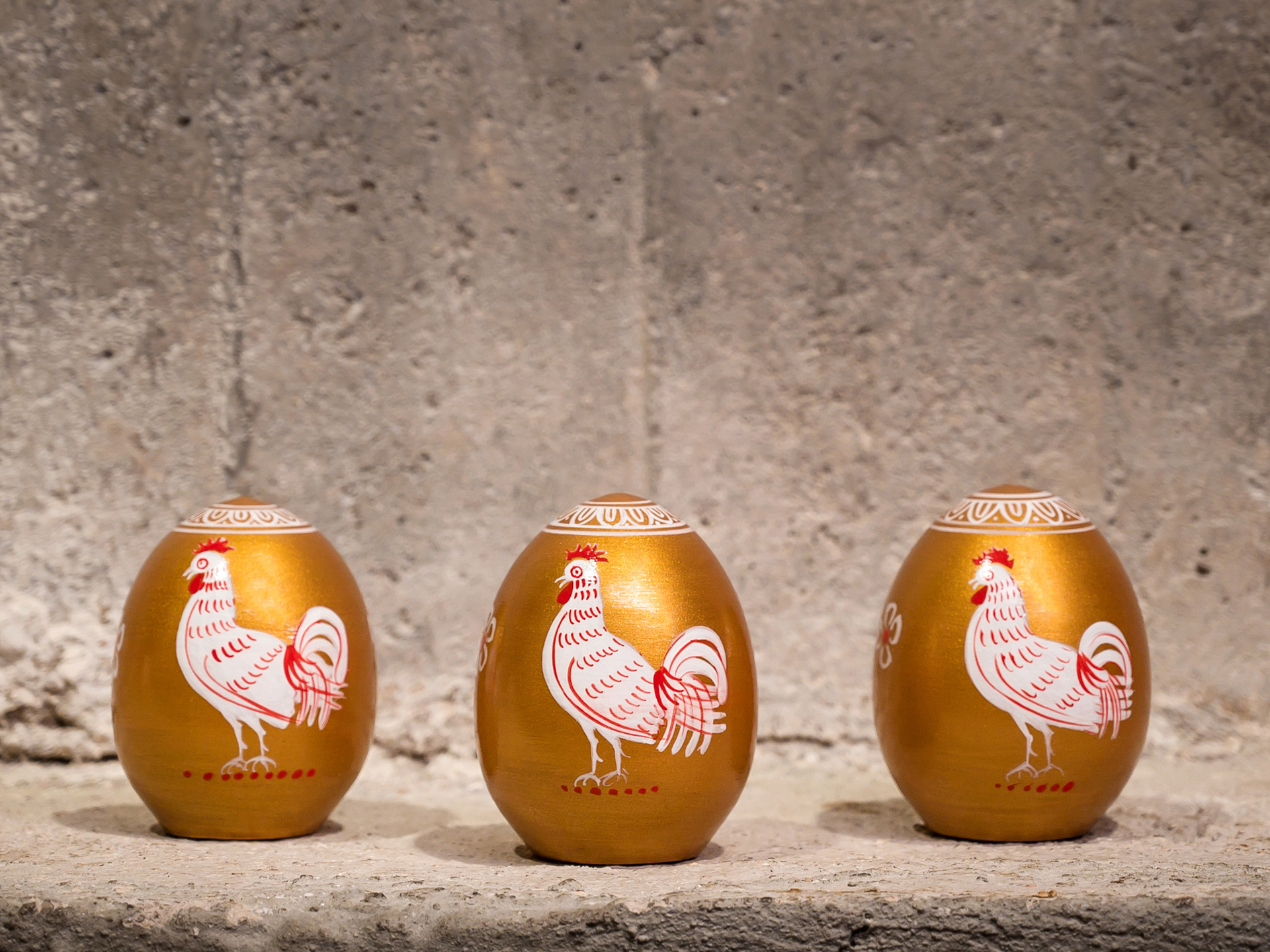 Ceramic Egg with Rooster – Gold