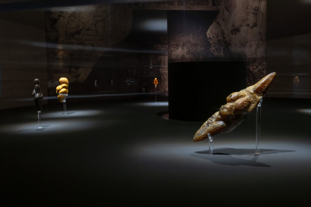 General view of the exhibition Jeff Koons: ‘Venus’ Lespugue