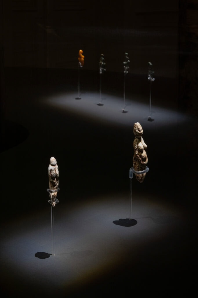 Γενική άποψη της έκθεσης Jeff Koons: «Aφροδίτη» του Lespugue