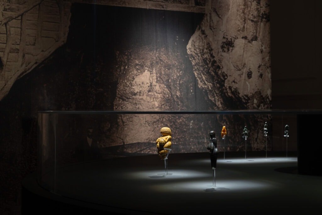 Γενική άποψη της έκθεσης Jeff Koons: «Aφροδίτη» του Lespugue