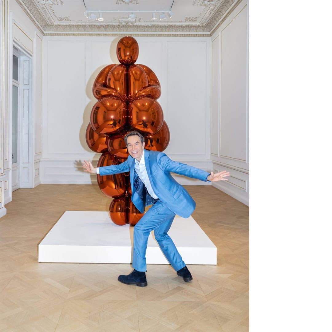 O Jeff Koons με το έργο του Balloon Venus Lespugue (Orange) στο Μουσείο Κυκλαδικής Τέχνης